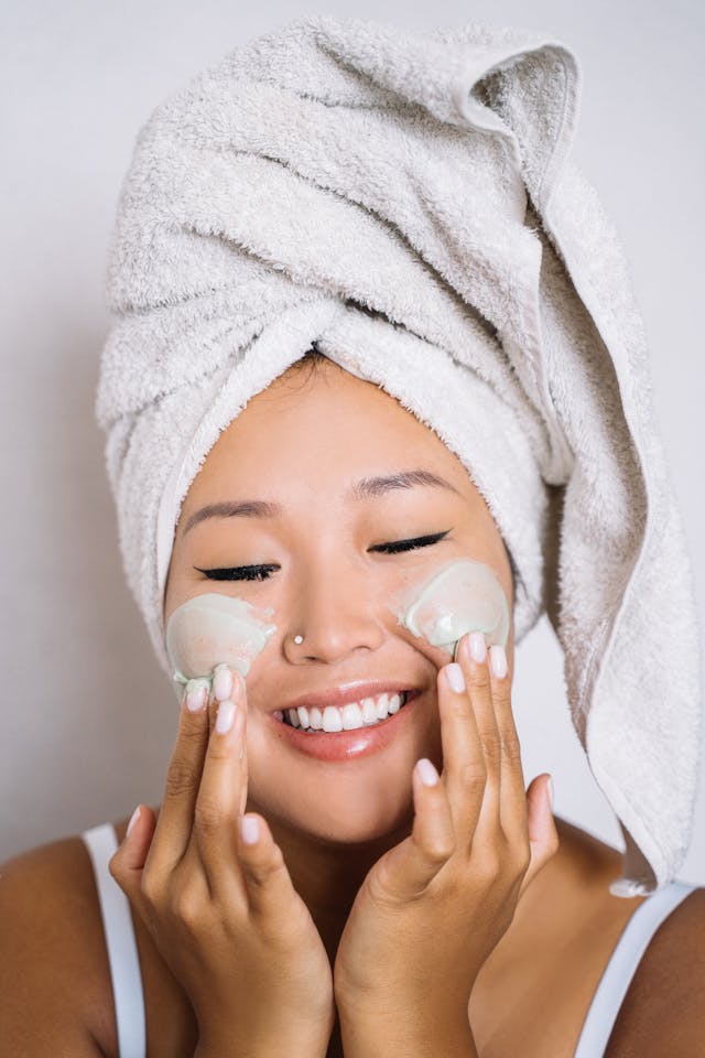 Nowoczesne peelingi chemiczne – dlaczego warto wybrać peeling azelainowy?